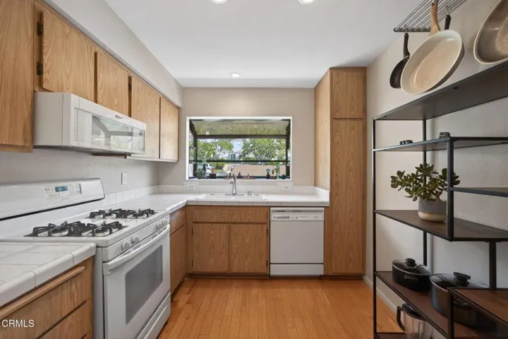17-web-or-mls-Upmarketmedia_747SenC40-05