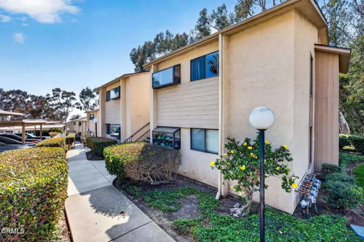 2-web-or-mls-Upmarketmedia_747SenC40-001