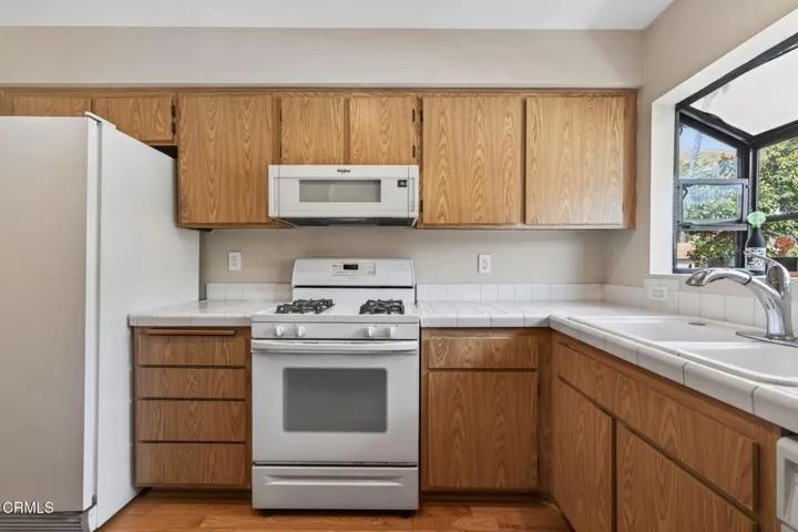 20-web-or-mls-Upmarketmedia_747SenC40-05