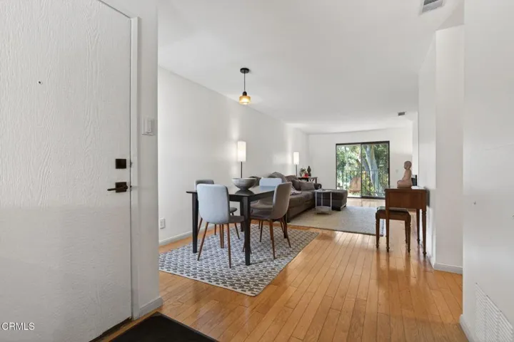 4-web-or-mls-Upmarketmedia_747SenC40-011