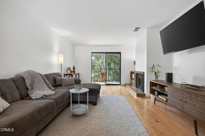 7-web-or-mls-Upmarketmedia_747SenC40-019