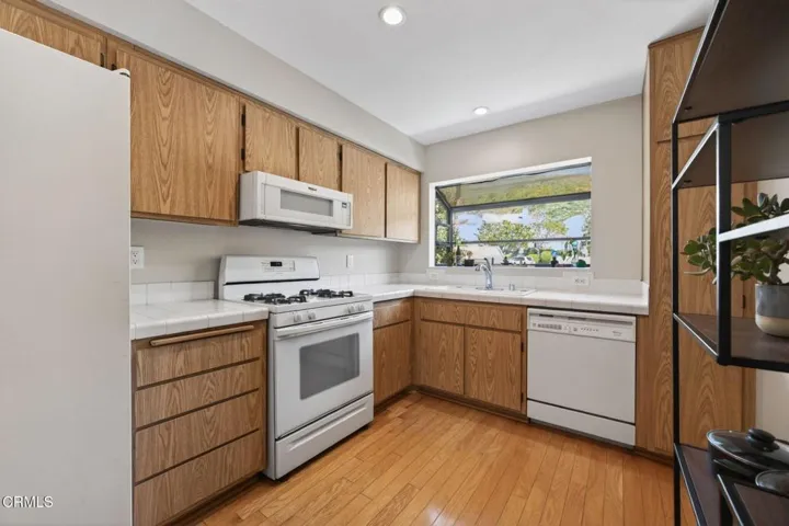 19-web-or-mls-Upmarketmedia_747SenC40-05