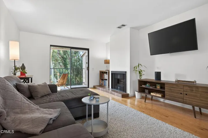 9-web-or-mls-Upmarketmedia_747SenC40-025