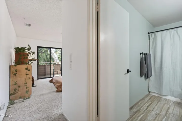 24-web-or-mls-Upmarketmedia_747SenC40-07