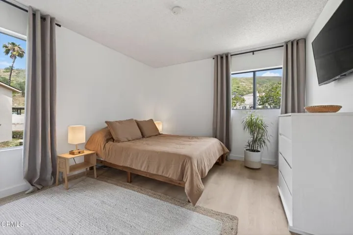 26-web-or-mls-Upmarketmedia_747SenC40-07