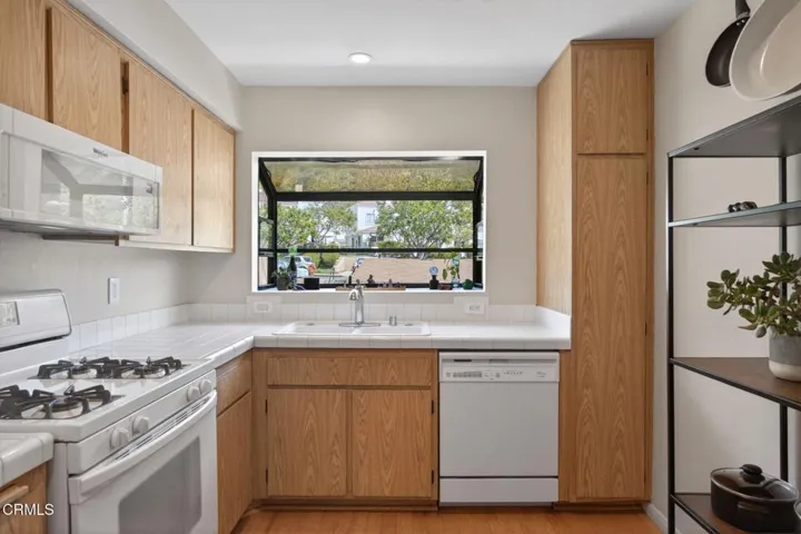 18-web-or-mls-Upmarketmedia_747SenC40-05