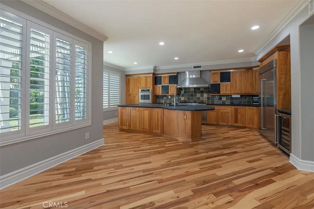 Entertainers Kitchen adjacent to the family room. Entertainers Kitchen adjacent to the family room.