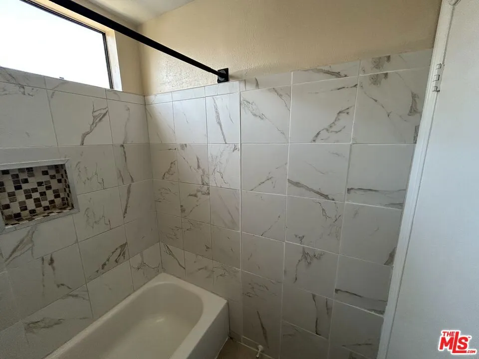 Main Bath Shower/Tub