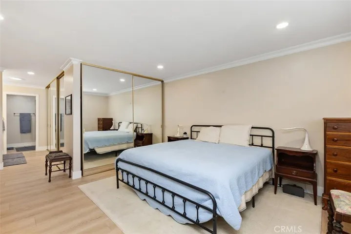 Primary bedroom w/ensuite bathroom