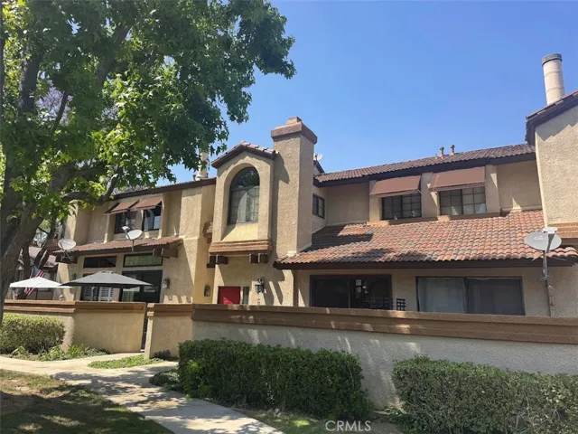 17 Mesquite, Pomona, California 91766