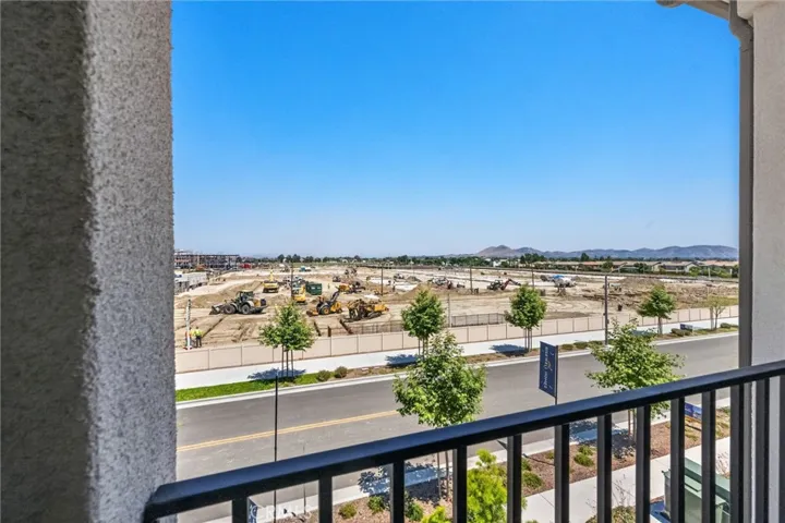 6114 Valentina Way 301, Eastvale, California 92880