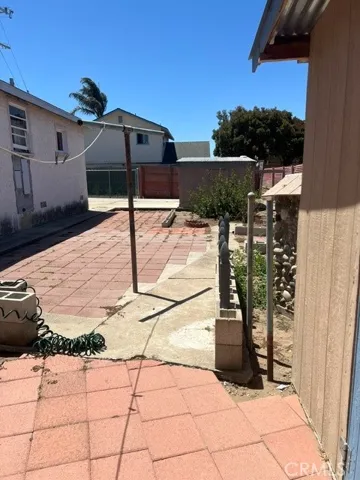 Walkway along House 1 to House 2