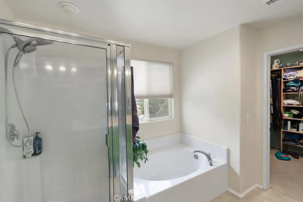 Main en suite tub/shower