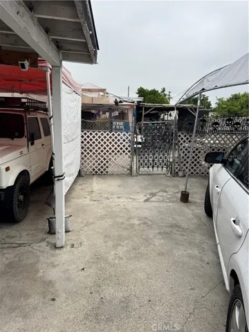 Middle unit carport