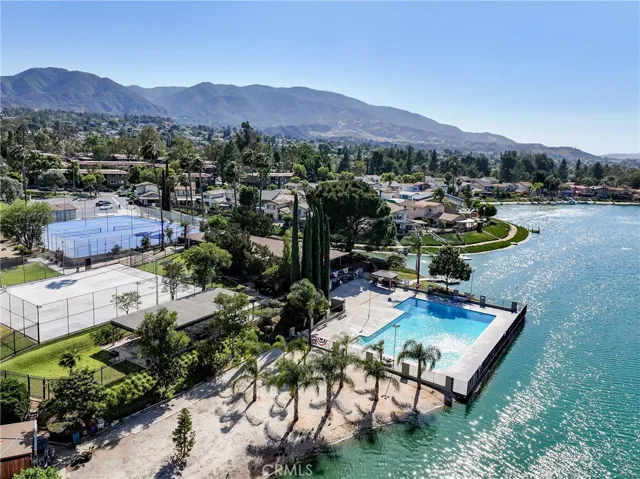 1585 Camelot, Corona, California 92882