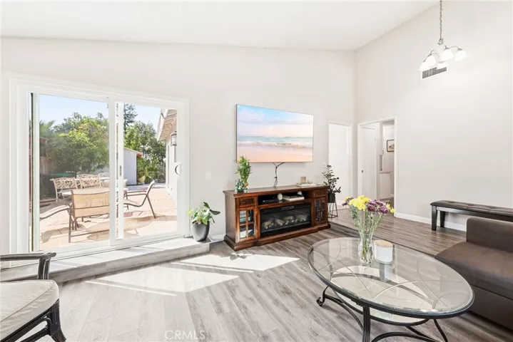 1585 Camelot, Corona, California 92882