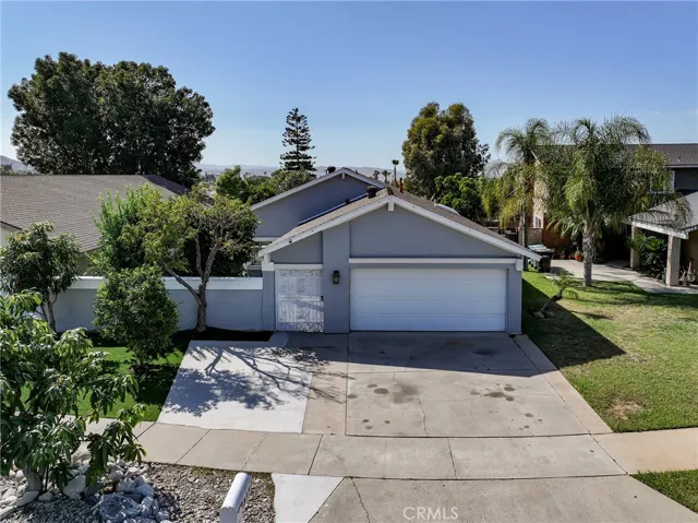 1585 Camelot, Corona, California 92882