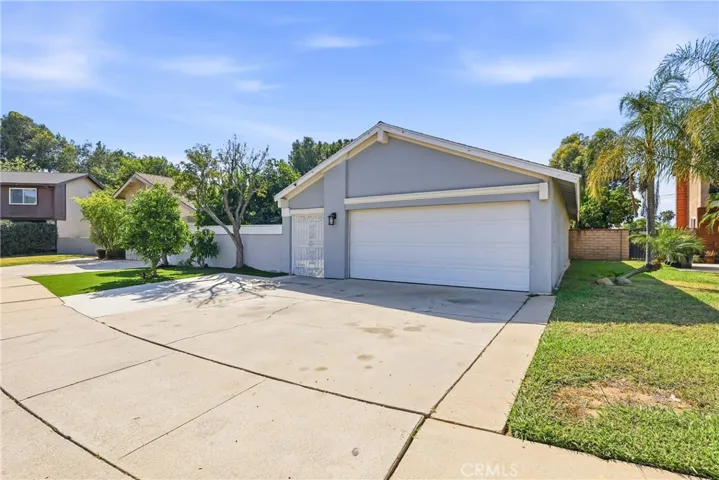 1585 Camelot, Corona, California 92882
