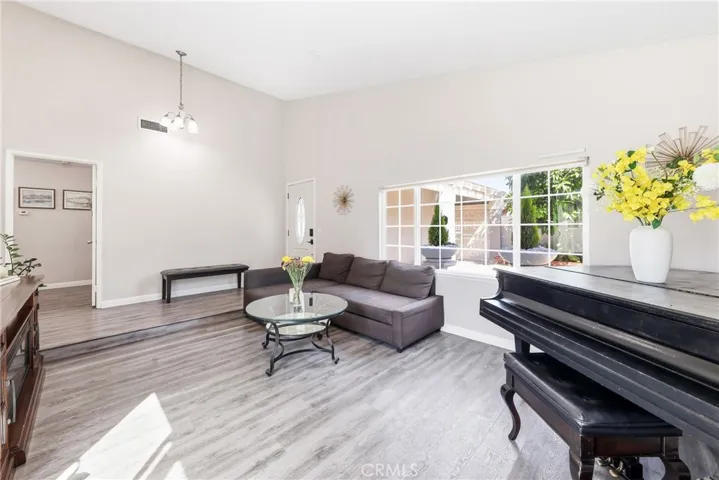 1585 Camelot, Corona, California 92882