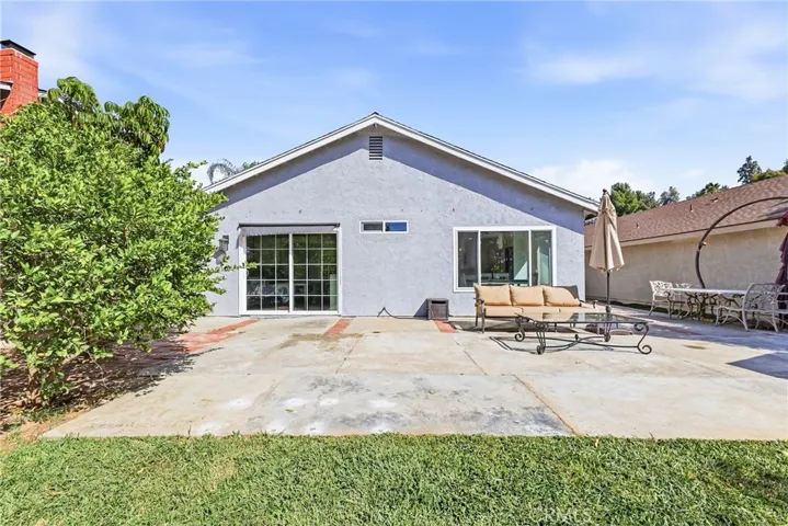 1585 Camelot, Corona, California 92882