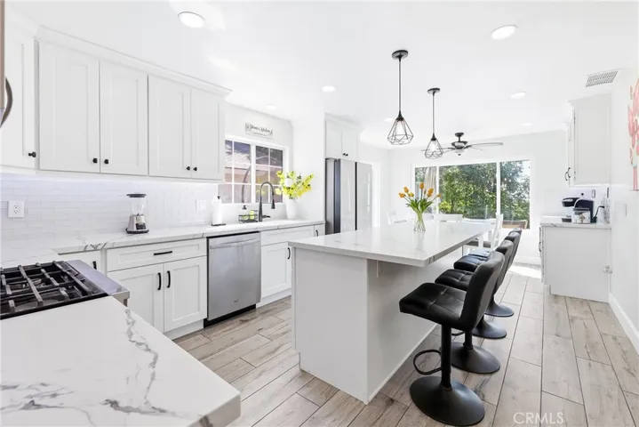 1585 Camelot, Corona, California 92882
