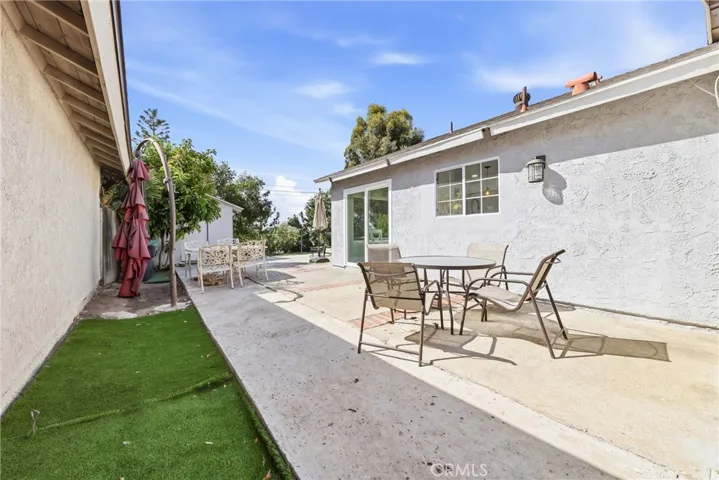 1585 Camelot, Corona, California 92882