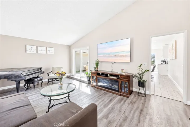 1585 Camelot, Corona, California 92882