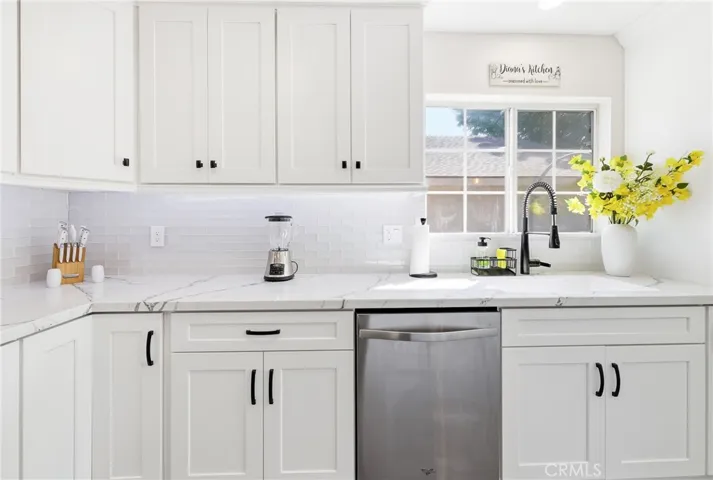 1585 Camelot, Corona, California 92882