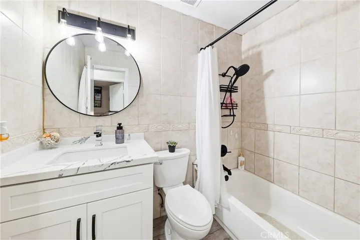 1585 Camelot, Corona, California 92882