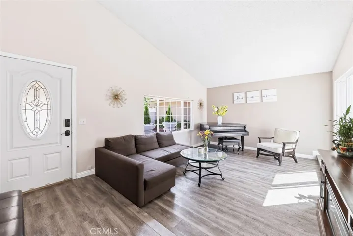1585 Camelot, Corona, California 92882