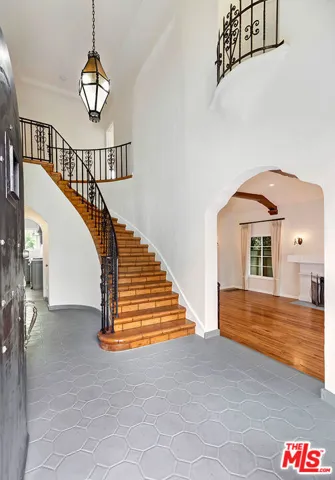 Grand 2sty Entry Foyer