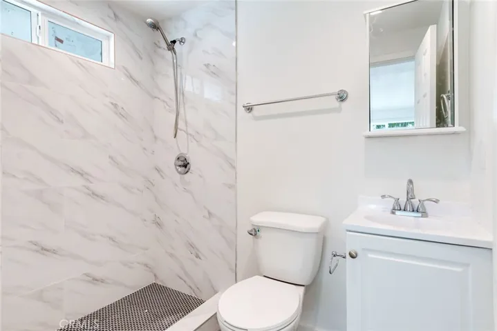 Main House Bath 3 (in 4th room)