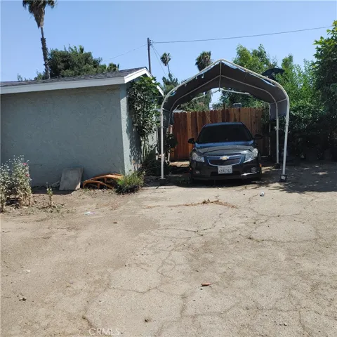Long driveway for many cars