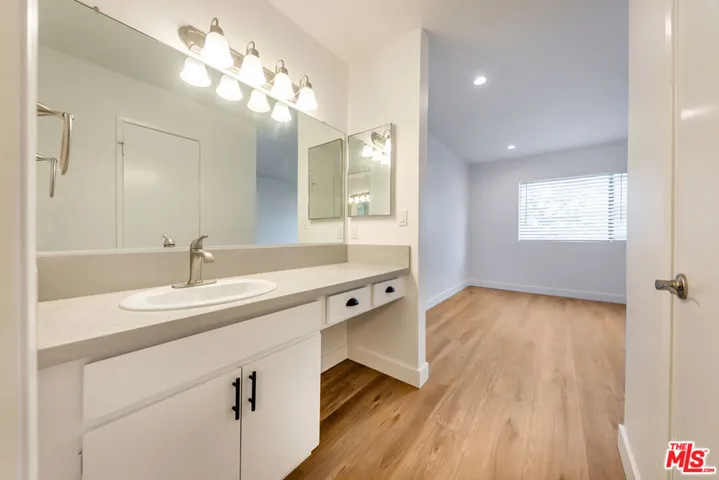 22135 Burbank Boulevard 4, Woodland Hills, California 91367