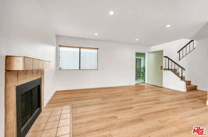22135 Burbank Boulevard 4, Woodland Hills, California 91367