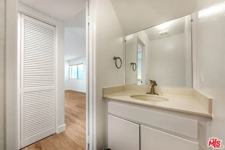 22135 Burbank Boulevard 4, Woodland Hills, California 91367