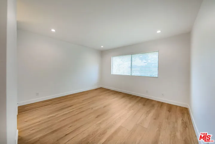 22135 Burbank Boulevard 4, Woodland Hills, California 91367