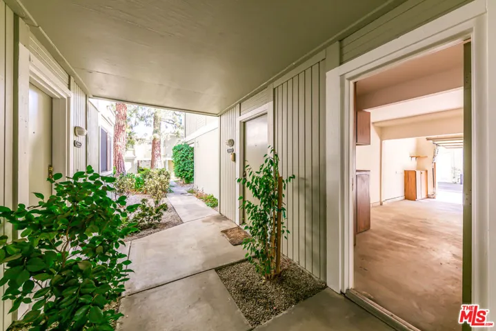 22135 Burbank Boulevard 4, Woodland Hills, California 91367