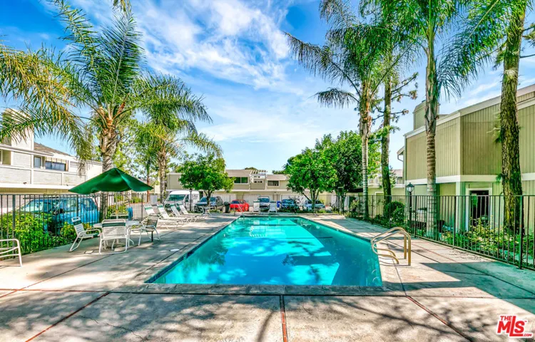 22135 Burbank Boulevard 4, Woodland Hills, California 91367