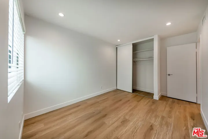 22135 Burbank Boulevard 4, Woodland Hills, California 91367