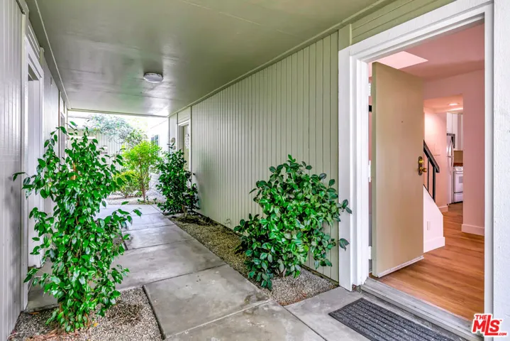 22135 Burbank Boulevard 4, Woodland Hills, California 91367