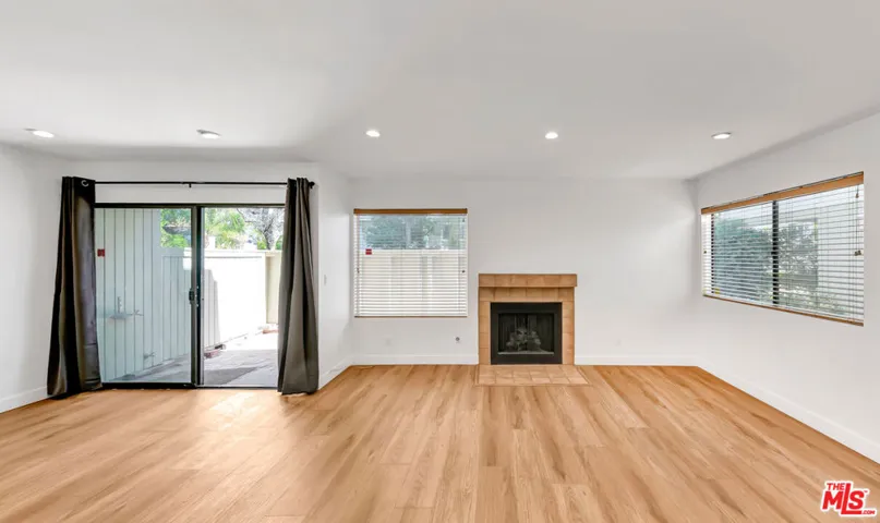 22135 Burbank Boulevard 4, Woodland Hills, California 91367