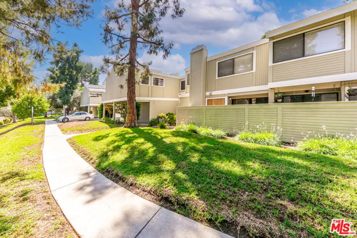 22135 Burbank Boulevard 4, Woodland Hills, California 91367