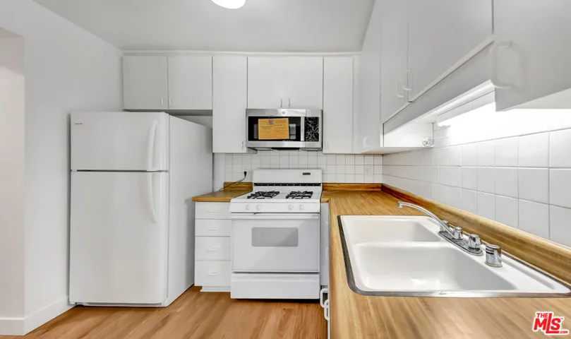 22135 Burbank Boulevard 4, Woodland Hills, California 91367