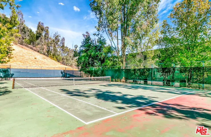 22135 Burbank Boulevard 4, Woodland Hills, California 91367