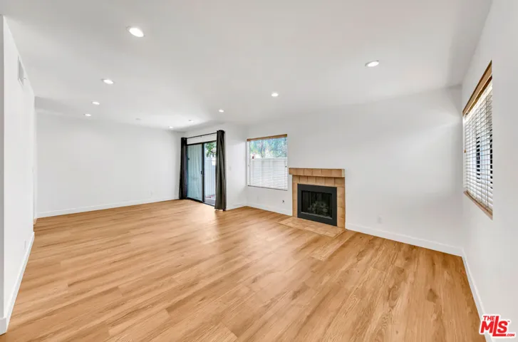 22135 Burbank Boulevard 4, Woodland Hills, California 91367