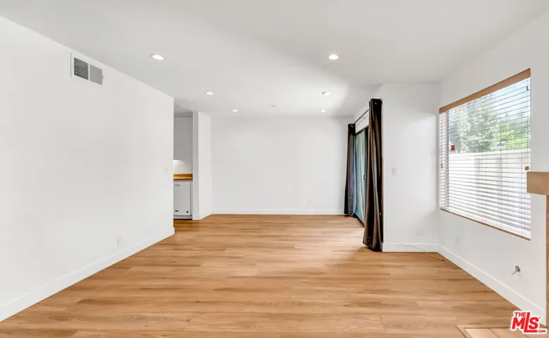 22135 Burbank Boulevard 4, Woodland Hills, California 91367