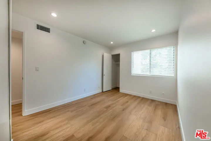 22135 Burbank Boulevard 4, Woodland Hills, California 91367
