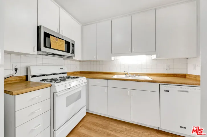 22135 Burbank Boulevard 4, Woodland Hills, California 91367