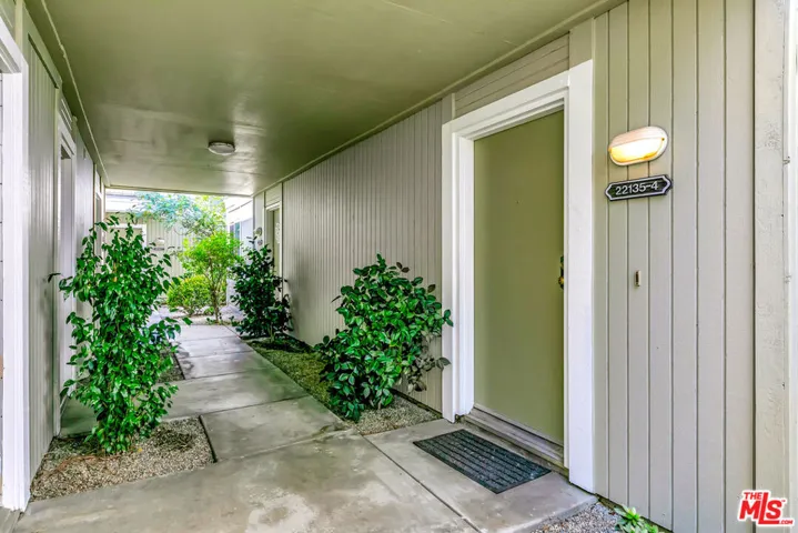22135 Burbank Boulevard 4, Woodland Hills, California 91367